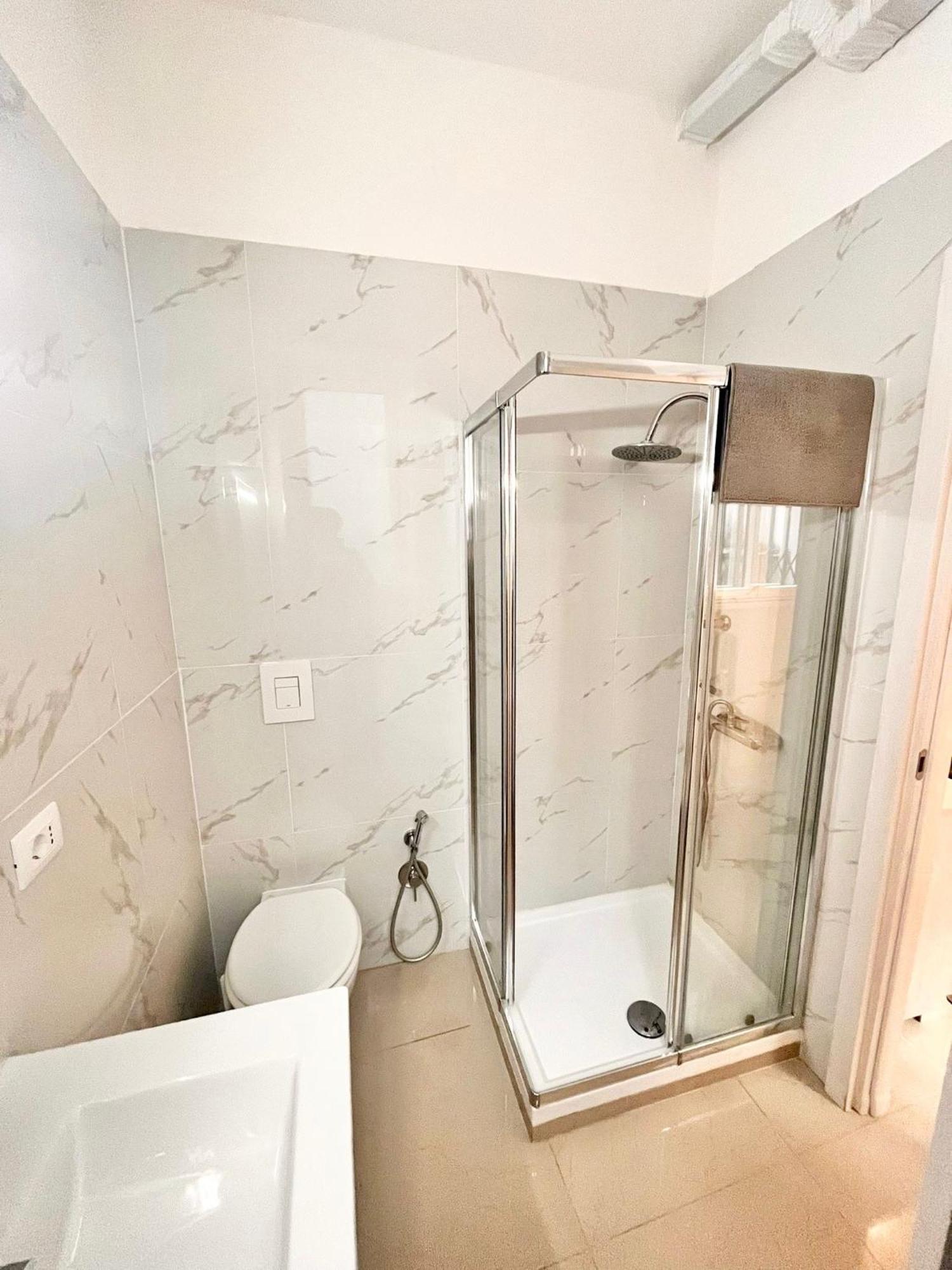 Privatunterkunft Double With Private Bathroom In Shared Rom