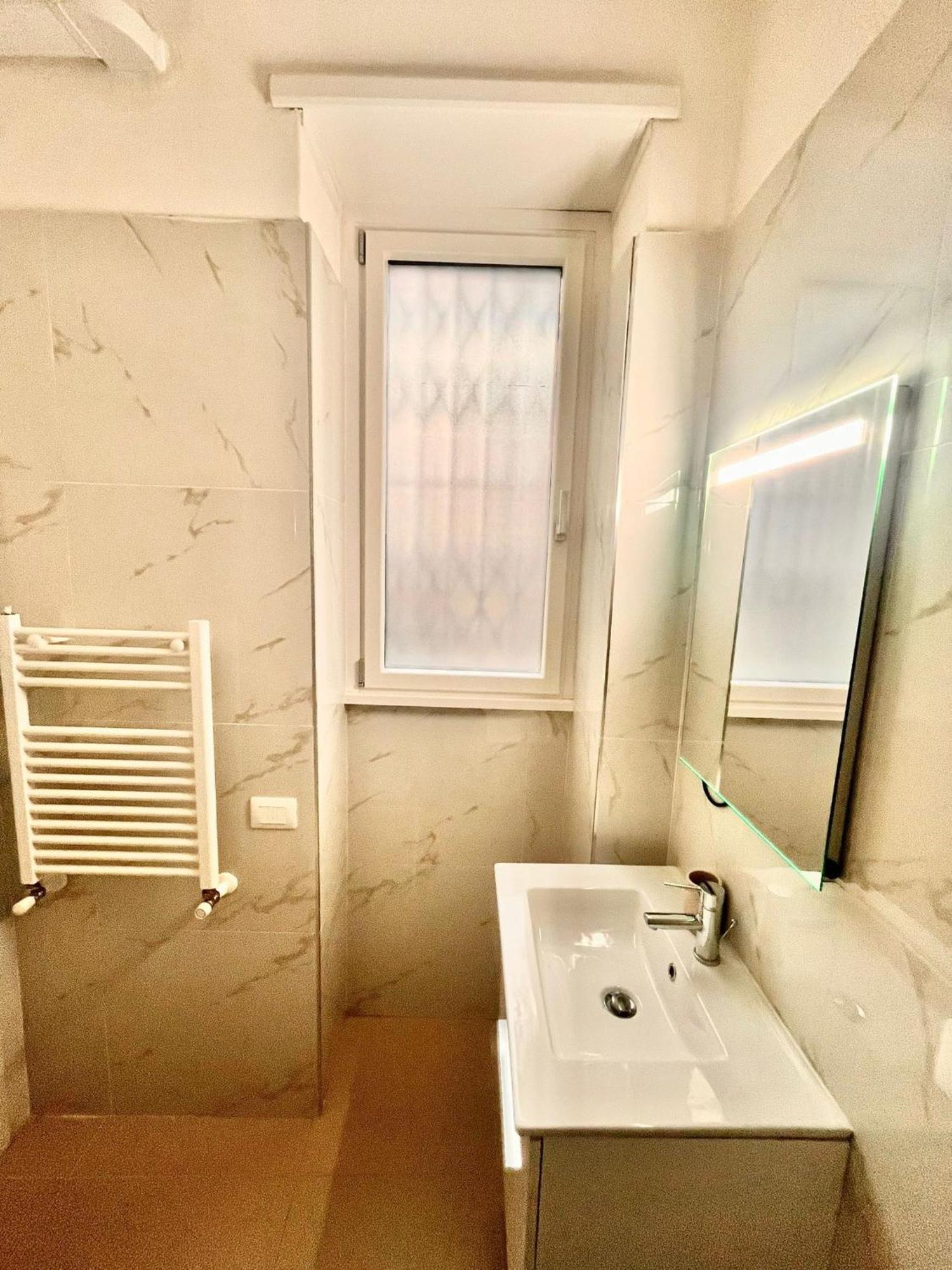 Privatunterkunft Double With Private Bathroom In Shared