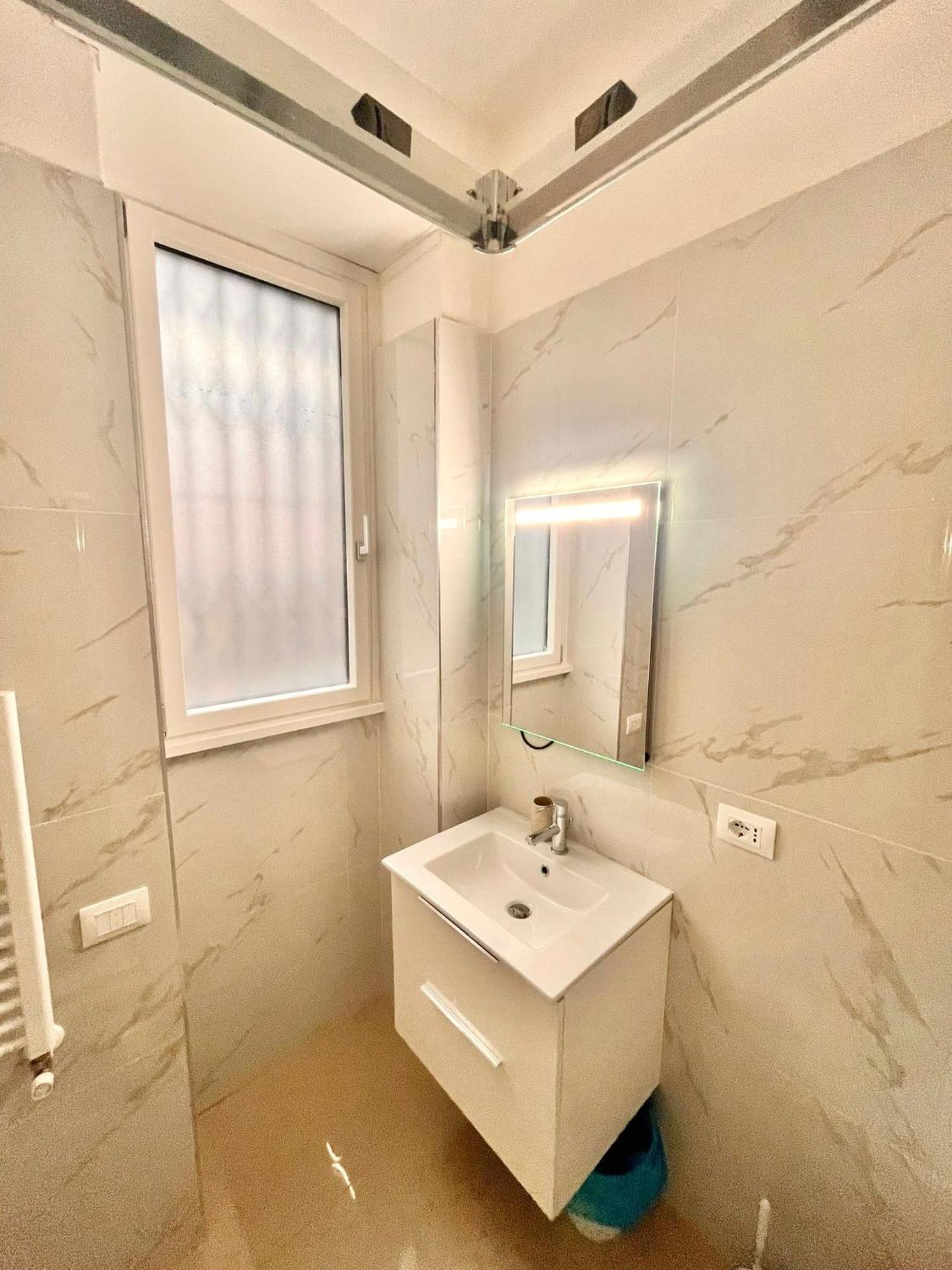 Double With Private Bathroom In Shared * Rom
